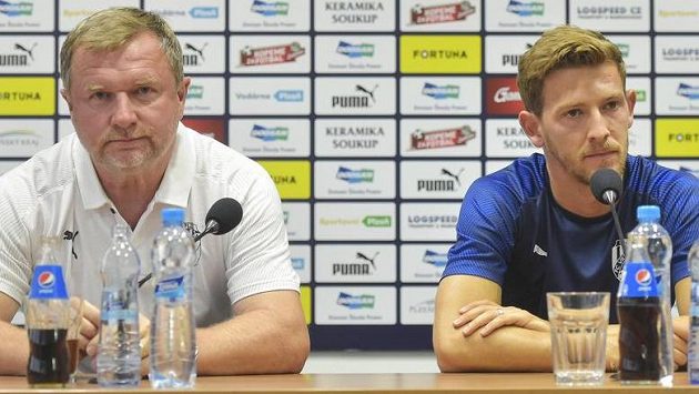 Trenér Viktorie Plzeň Pavel Vrba (vlevo) a Patrik Hrošovský na tiskové konferenci Trenér Viktorie Plzeň Pavel Vrba (vlevo) a Patrik Hrošovský na tiskové konferenci