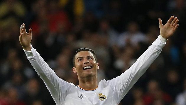 Cristiano Ronaldo slaví svůj druhý gól proti Pamploně. Cristiano Ronaldo slaví svůj druhý gól proti Pamploně.