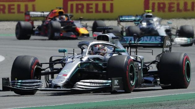 Mercedes pilotovaný Lewisem Hamiltonem v čele Velké ceny F1 v Barceloně, pronásleduje jej Valtteri Bottas. Mercedes pilotovaný Lewisem Hamiltonem v čele Velké ceny F1 v Barceloně, pronásleduje jej Valtteri Bottas.