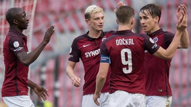 Fotbalisté Sparty Praha (zleva) Kehinde Fatai, Ladislav Krejčí, Bořek Dočkal a Josef Šural slaví gól. Fotbalisté Sparty Praha (zleva) Kehinde Fatai, Ladislav Krejčí, Bořek Dočkal a Josef Šural slaví gól.