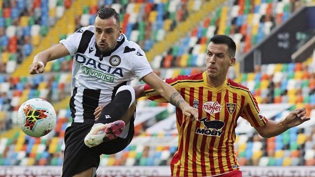 Nehuén Paz (vpravo) z Lecce a Ilija Nestorovski z Udine. Nehuén Paz (vpravo) z Lecce a Ilija Nestorovski z Udine.