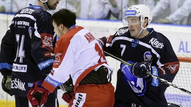Zleva Peter Čerešňák z Plzně, Lukáš Nahodil z Olomouce a Conor Allen z Plzně před plzeňským brankářem Dominikem Frodlem. Zleva Peter Čerešňák z Plzně, Lukáš Nahodil z Olomouce a Conor Allen z Plzně před plzeňským brankářem Dominikem Frodlem.