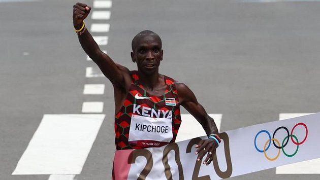Keňský favorit Eliud Kipchoge probíhá vítězně cílem olympijského maratonu v Sapporu. Keňský favorit Eliud Kipchoge probíhá vítězně cílem olympijského maratonu v Sapporu.