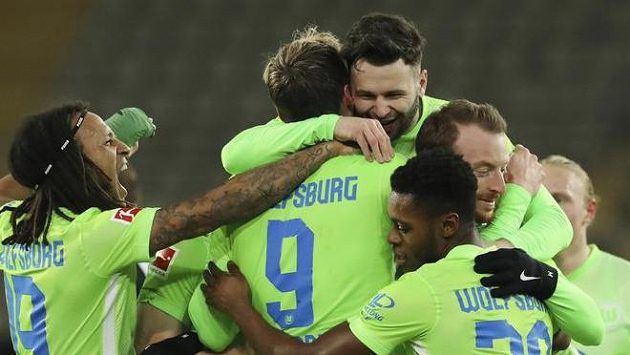 Fotbalisté Wolfsburgu se radují z branky Fotbalisté Wolfsburgu se radují z branky