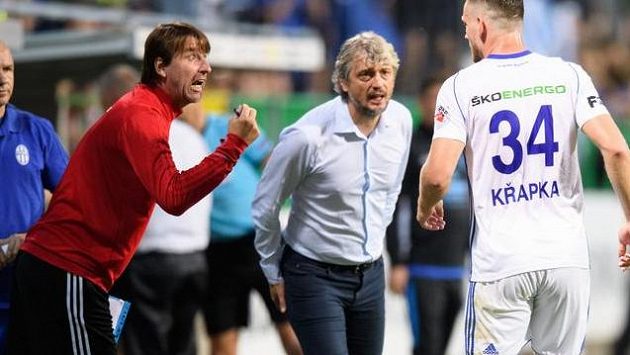 Trenéři Mladé Boleslavi Jan Baránek (vlevo) a Jozef Weber a Antonín Křapka během utkání 3. předkola Evropské ligy Trenéři Mladé Boleslavi Jan Baránek (vlevo) a Jozef Weber a Antonín Křapka během utkání 3. předkola Evropské ligy