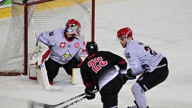 David Kaše ze Sparty střílí při utkání v Praze gól brankáři Bremerhavenu Maximilianu Franzrebovi, vpravo je Vladimír Eminger z Bremerhavenu. David Kaše ze Sparty střílí při utkání v Praze gól brankáři Bremerhavenu Maximilianu Franzrebovi, vpravo je Vladimír Eminger z Bremerhavenu.