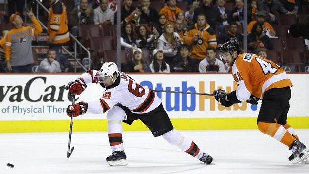 Jaromír Jágr střílí gól Devils na 3:0 do prázdné branky, vpravo slovenský zadák Flyers Andrej Meszároš. Jaromír Jágr střílí gól Devils na 3:0 do prázdné branky, vpravo slovenský zadák Flyers Andrej Meszároš.