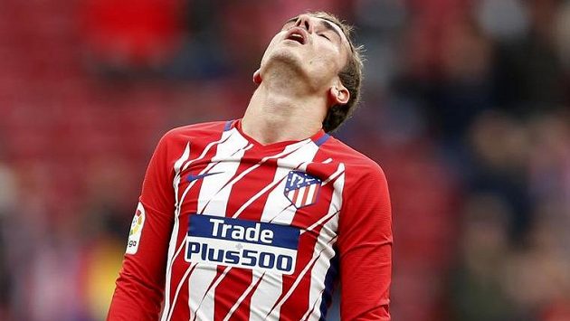Zklamaný Antoine Griezmann. Útočník Atlétika Madrid se sice trefil v utkání španělské ligy do sítě Girony, ale zápas nakonec skončil nerozhodně 1:1. Zklamaný Antoine Griezmann. Útočník Atlétika Madrid se sice trefil v utkání španělské ligy do sítě Girony, ale zápas nakonec skončil nerozhodně 1:1.