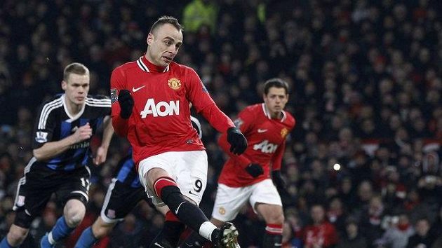 Dimitar Berbatov z Manchesteru United je po čertech nebezpečný střelec... Dimitar Berbatov z Manchesteru United je po čertech nebezpečný střelec...