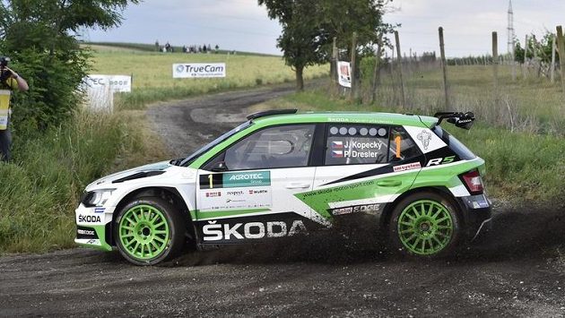 Posádka Jan Kopecký a Pavel Dresler s vozem Škoda Fabia R5 při Rallye Hustopeče. Posádka Jan Kopecký a Pavel Dresler s vozem Škoda Fabia R5 při Rallye Hustopeče.