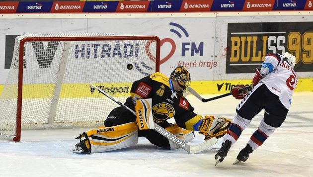 Pardubický Peter Quenneville překonává jedinou brankou utkání v samostatných nájezdech litvínovského brankáře Michaela Petráska. Pardubický Peter Quenneville překonává jedinou brankou utkání v samostatných nájezdech litvínovského brankáře Michaela Petráska.