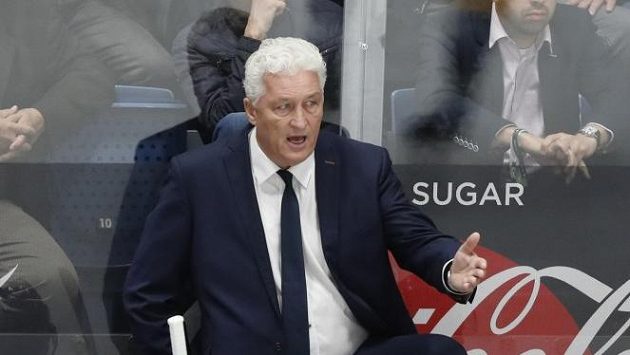 Kouč Miloš Říha na české střídačce při utkání s Německem na MS. Kouč Miloš Říha na české střídačce při utkání s Německem na MS.