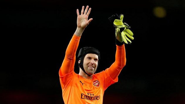Petr Čech zdraví fanoušky po utkání s CSKA. Petr Čech zdraví fanoušky po utkání s CSKA.