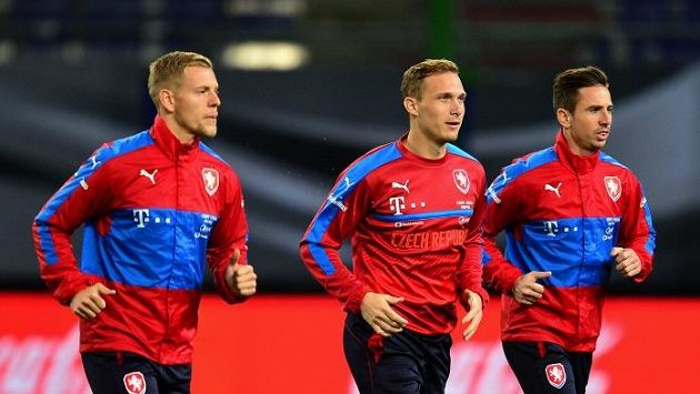 Zleva Matěj Vydra, Lukáš Droppa a Milan Petržela na předzápasovém tréninku v Hamburku. Zleva Matěj Vydra, Lukáš Droppa a Milan Petržela na předzápasovém tréninku v Hamburku.