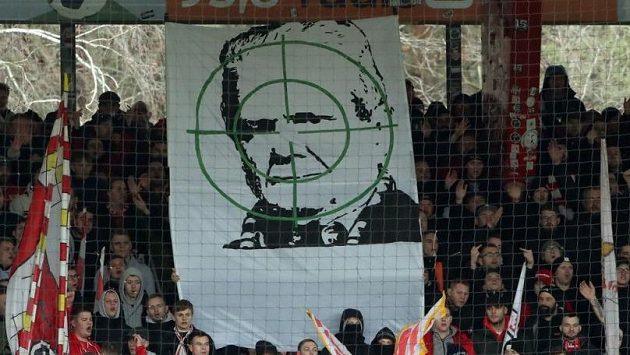 Dietmar Hopp je terčem nenávisti německých fotbalových fanoušků. Dietmar Hopp je terčem nenávisti německých fotbalových fanoušků.