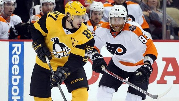 Hvězda Pittsburghu Sidney Crosby (vlevo) a Jakub Voráček z Philadelphie. K podobnému souboji v Pchjongčchangu nedojde. Hvězda Pittsburghu Sidney Crosby (vlevo) a Jakub Voráček z Philadelphie. K podobnému souboji v Pchjongčchangu nedojde.