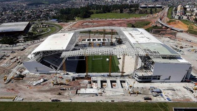 Výstavbu stadiónu Itaquerao v Sao Paulu zbrzdilo zřícení jeřábu. Výstavbu stadiónu Itaquerao v Sao Paulu zbrzdilo zřícení jeřábu.
