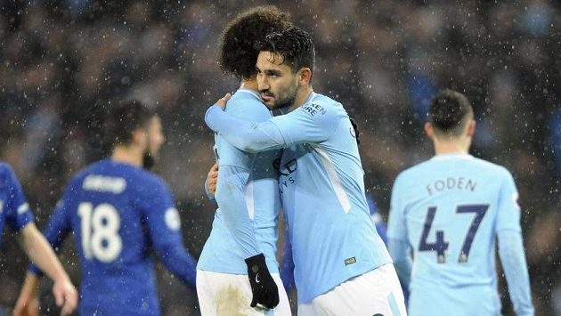 Ilkay Gündogan se objímá se spoluhráčem z Manchesteru City Leroyem Saném při utkání s Chelsea. Ilkay Gündogan se objímá se spoluhráčem z Manchesteru City Leroyem Saném při utkání s Chelsea.