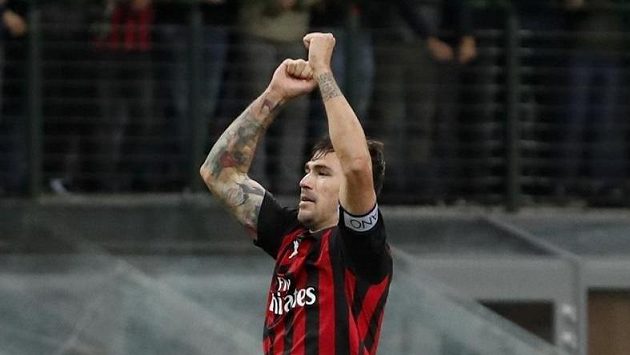 Alessio Romagnoli z AC Milán se raduje z rozhodující trefy proti Janovu. Alessio Romagnoli z AC Milán se raduje z rozhodující trefy proti Janovu.