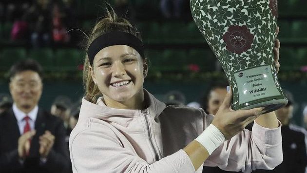 Karolína Muchová slaví triumf v Soulu. Karolína Muchová slaví triumf v Soulu.
