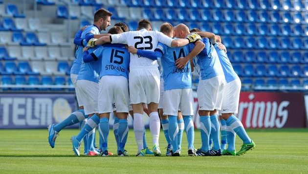 Fotbalisté Mladé Boleslavi se radují z gólu v pohárovém duelu proti Slovácku. Fotbalisté Mladé Boleslavi se radují z gólu v pohárovém duelu proti Slovácku.