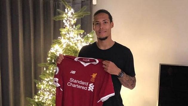 Nizozemský stoper Virgil van Dijk se stal pro příznivce Liverpoolu opravdovým dárkem pod vánoční stromeček... Nizozemský stoper Virgil van Dijk se stal pro příznivce Liverpoolu opravdovým dárkem pod vánoční stromeček...