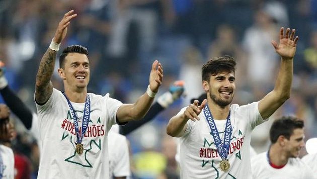 André Gomes (vpravo) a jeho portugalský spoluhráč José Fonte po finále ME. André Gomes (vpravo) a jeho portugalský spoluhráč José Fonte po finále ME.