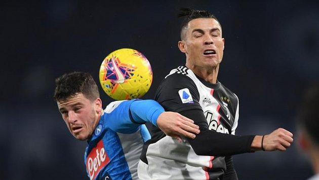 Cristiano Ronaldo (vpravo) z Juventusu a neapolský Diego Demme. Cristiano Ronaldo (vpravo) z Juventusu a neapolský Diego Demme.
