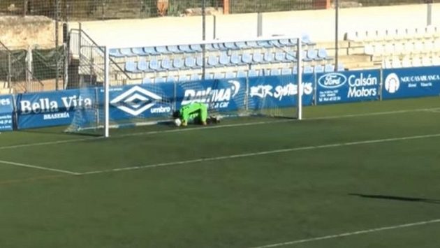 Španělský gólman Carlos Torres vstřelil gól, okamžik poté ale kvůli chybě lovil míč z vlastní sítě. Španělský gólman Carlos Torres vstřelil gól, okamžik poté ale kvůli chybě lovil míč z vlastní sítě.