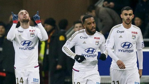 Lyonský Sergi Darder (vlevo) jásá po gólu proti Paris SG. Na snímku dále jsou Alexandre Lacazette (uprostřed) a Rašíd Ghezzal. Lyonský Sergi Darder (vlevo) jásá po gólu proti Paris SG. Na snímku dále jsou Alexandre Lacazette (uprostřed) a Rašíd Ghezzal.
