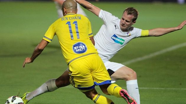 Izraelský útočník Tal Ben Haim z Maccabi Tel Aviv v souboji s plzeňským kapitánem Davidem Limberským. Izraelský útočník Tal Ben Haim z Maccabi Tel Aviv v souboji s plzeňským kapitánem Davidem Limberským.