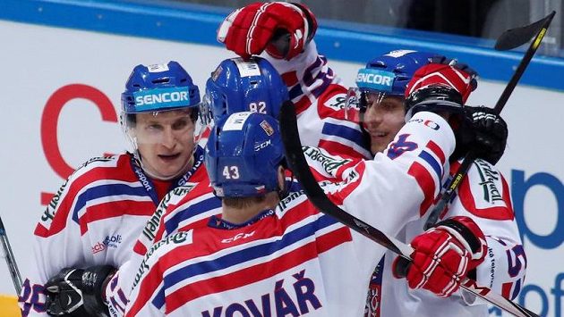Vojtěch Mozík (vpravo) se raduje se spoluhráči z gólu proti Kanadě. Vojtěch Mozík (vpravo) se raduje se spoluhráči z gólu proti Kanadě.
