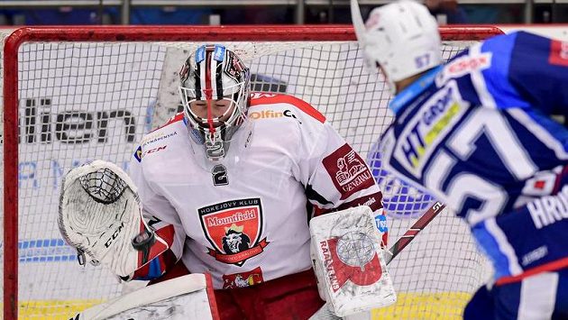 Zleva brankář Hradce Králové Marek Mazanec a Jan Hruška z Brna. Zleva brankář Hradce Králové Marek Mazanec a Jan Hruška z Brna.