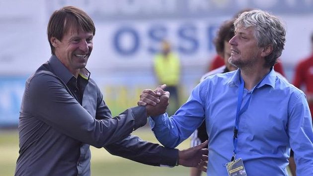 Zleva trenéři František Straka z Karviné a Jozef Weber z Mladé Boleslavi. Zleva trenéři František Straka z Karviné a Jozef Weber z Mladé Boleslavi.
