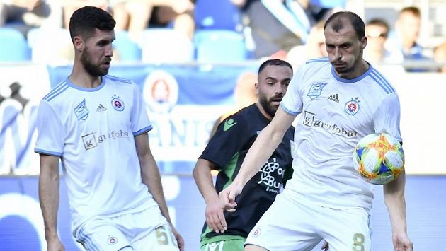 Fotbalisté Slovanu (v bílém) jsou pod palbou kritiky fanoušků. Fotbalisté Slovanu (v bílém) jsou pod palbou kritiky fanoušků.