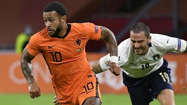 Memphis Depay (vlevo) Barcelonu nakonec neposílil. Memphis Depay (vlevo) Barcelonu nakonec neposílil.