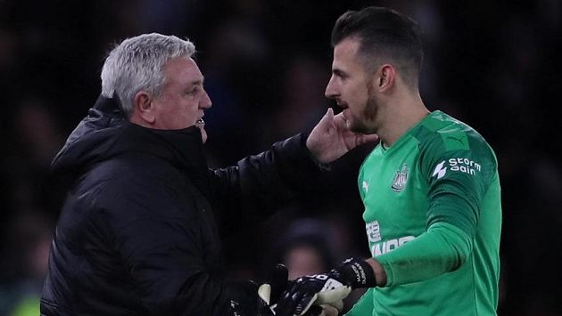 Kouč Steve Bruce si v Newcastlu gólmana Martina Dúbravku náležitě považuje... Kouč Steve Bruce si v Newcastlu gólmana Martina Dúbravku náležitě považuje...
