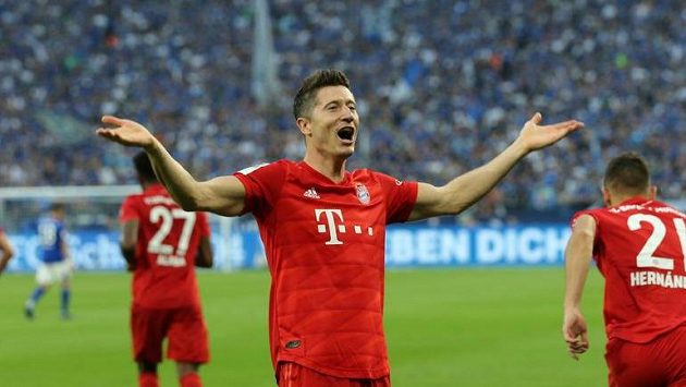 Útočník Bayernu Mnichov Robert Lewandowski oslavuje hattrick v zápase 2. kola bundesligy proti Schalke 04 Útočník Bayernu Mnichov Robert Lewandowski oslavuje hattrick v zápase 2. kola bundesligy proti Schalke 04