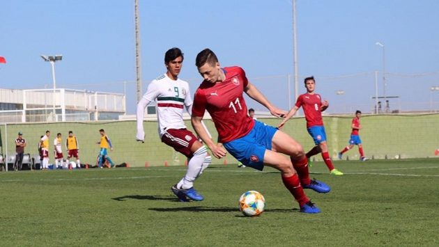 Česká reprezentační jednadvacítka rozdrtila na soustředění ve Španělsku o rok mladší soupeře z Mexika 4:0. Česká reprezentační jednadvacítka rozdrtila na soustředění ve Španělsku o rok mladší soupeře z Mexika 4:0.