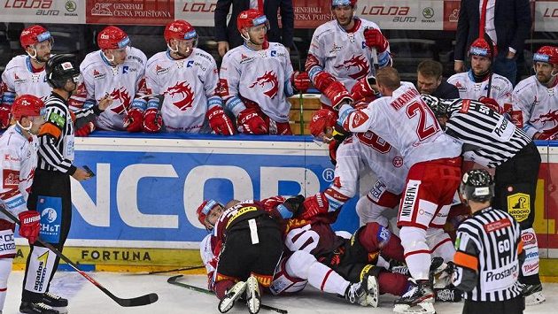 Potyčka hráčů v druhé třetině. Potyčka hráčů v druhé třetině.