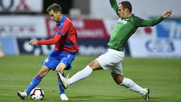 Zleva Tomáš Hořava z Plzně a jablonecký David Lischka v utkání 9. kola fotbalové ligy. Zleva Tomáš Hořava z Plzně a jablonecký David Lischka v utkání 9. kola fotbalové ligy.