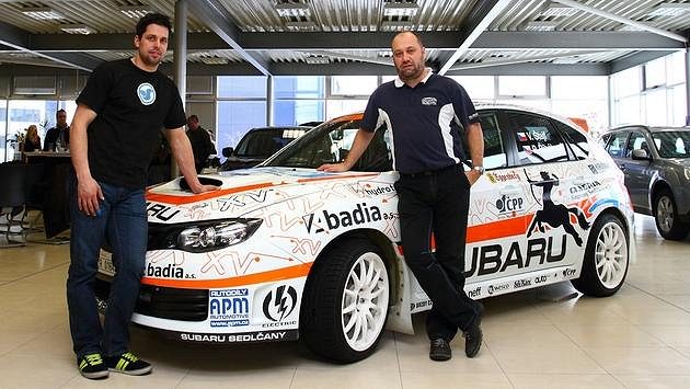 Vojtěch Štajf (vpravo) a vůz Subaru WRX STI před odjezdem na Arctic rallye. Vojtěch Štajf (vpravo) a vůz Subaru WRX STI před odjezdem na Arctic rallye.