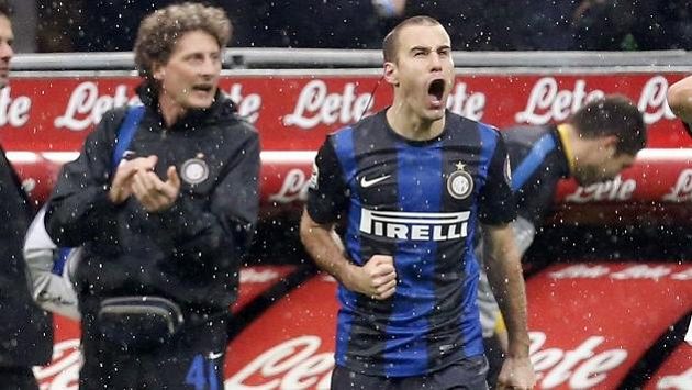 Argentinec Rodrigo Palacio (uprostřed) se raduje z gólu do sítě Juventusu. Argentinec Rodrigo Palacio (uprostřed) se raduje z gólu do sítě Juventusu.