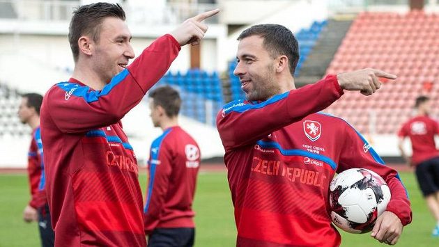 Slávisté Josef Hušbauer (vpravo) a Jaromír Zmrhal během tréninku fotbalové reprezentace. Slávisté Josef Hušbauer (vpravo) a Jaromír Zmrhal během tréninku fotbalové reprezentace.