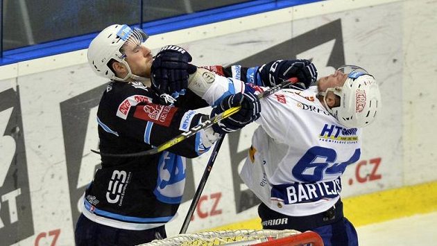 V utkání Plzně s Kometou plály emoce, takhle se pustili do potyčky Jakub Lev (vlevo) a brněnský Tomáš Bartejs. V utkání Plzně s Kometou plály emoce, takhle se pustili do potyčky Jakub Lev (vlevo) a brněnský Tomáš Bartejs.