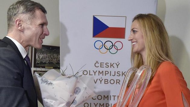 Petra Kvitová převzala od ředitele Českého olympijského výboru Jiřího Kejvala Cenu Věry Čáslavské Petra Kvitová převzala od ředitele Českého olympijského výboru Jiřího Kejvala Cenu Věry Čáslavské