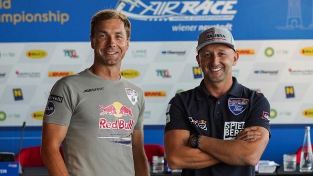 Martin Šonka (vlevo) a Petr Kopfstein, dva Češi z elitní letecké společnosti. Martin Šonka (vlevo) a Petr Kopfstein, dva Češi z elitní letecké společnosti.