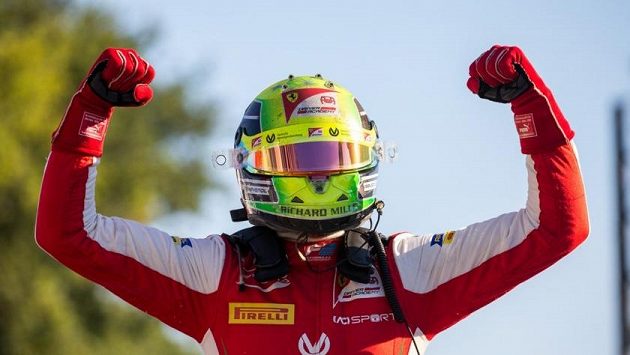 Mick Schumacher se raduje z triumfu v F2 na okruhu v Monze. Mick Schumacher se raduje z triumfu v F2 na okruhu v Monze.