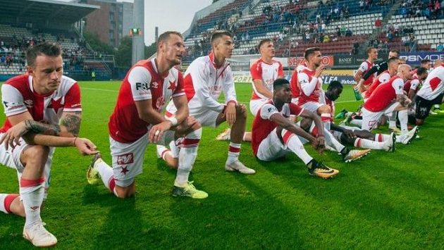 Fotbalisté Slavie po vítězném zápase v Olomouci Fotbalisté Slavie po vítězném zápase v Olomouci