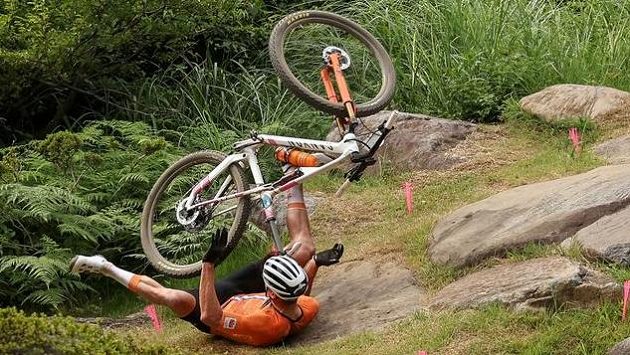 Mathieu van der Poel si kvůli tomuto pádu nesplnil sen o olympijském zlatu. Mathieu van der Poel si kvůli tomuto pádu nesplnil sen o olympijském zlatu.